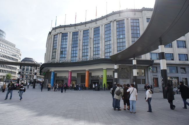 ホテルで支度を済ませた後、ブリュッセル中央駅へ。<br />駅の中には郵便局があったので、友人への手紙を出しました。
