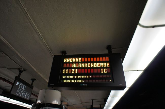 昼間だというのに暗い構内。