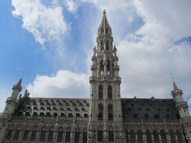 なかなか写真では伝わらないですが・・・<br />四方を歴史のある建物で囲まれていい感じです