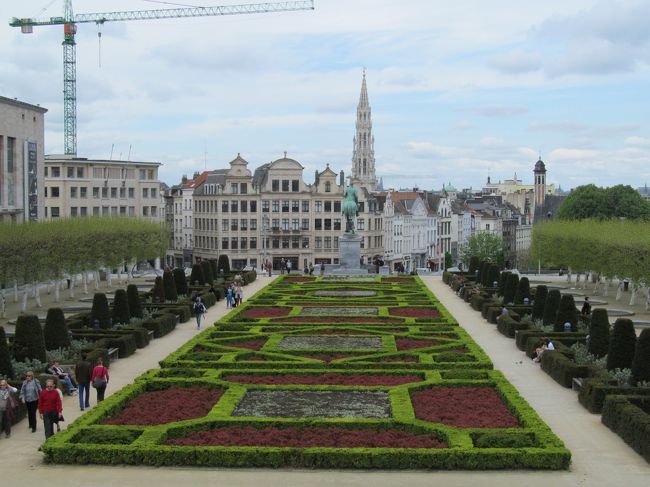 グランプラスから王宮へ向かう途中の広場