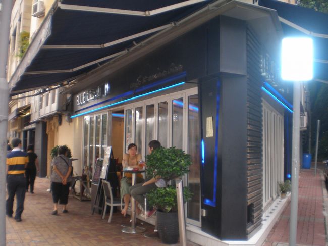 【ブルー・レモン・カフェ】<br /><br />鋭角の角地に立つ、お洒落カフェ、ブルー・レモン・カフェ。両側がガラスになっていて、デートにぴったり。<br /><br />ブルー・レモン・カフェ：クチコミ投稿しました。<br />トップの写真もこの店です。