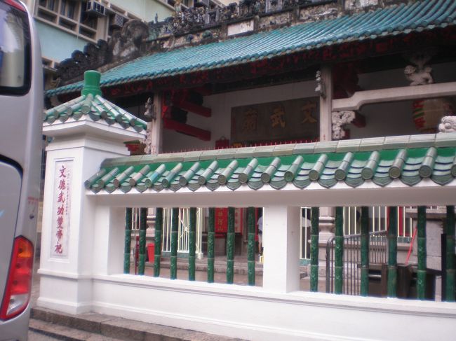 【文武廟】<br /><br />文武廟辺りは、朝８時半頃は観光バスの駐車ラッシュになっていて、多くの観光客がぞろぞろ降りてきます。その時間帯を過ぎると大型バスは駐車できなくなるのでしょう。<br />ツアーに頼らないで、午後早い時間帯に自分の足で歩くことをオススメします。<br /><br />文武廟投稿しました。