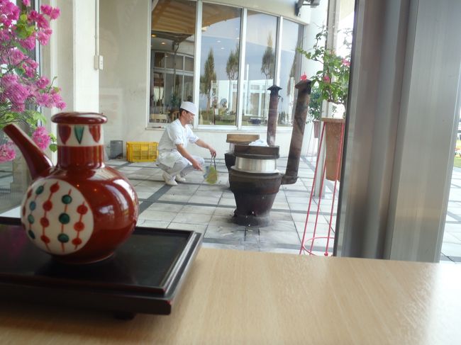 朝食は和定食。かぬちゃ<br /><br />ご飯は外のこの釜で炊かれています。