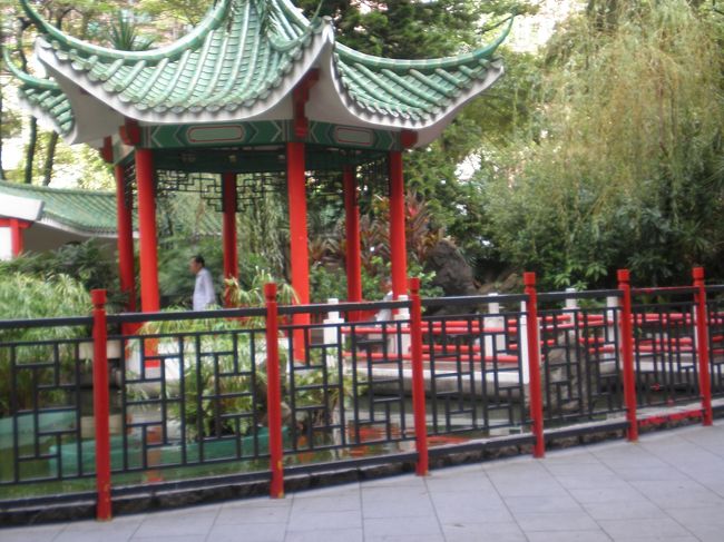 【荷李活道公園】<br /><br />ハリウッド・ロード公園。入り口には赤い門。中はかなり広く、あずま屋やそれをつなぐ屋根付き回廊があります。<br /><br />トップ写真もこの公園です。<br /><br />荷李活道公園：クチコミ投稿しました。