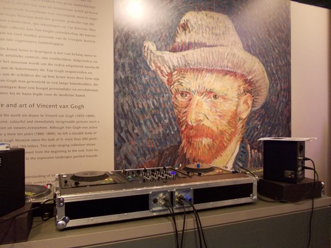 行っちゃいました。<br /><br />夕方だったので、チケット売り場は長蛇の列…<br /><br />そしてとうとう、足が限界…<br /><br />ちょっともったいなかったかも。