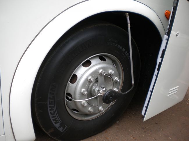 バスのタイヤには自動でエアーが入るようです　ミシュランタイヤでした。