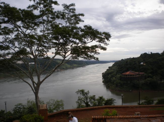 左にパラグアイ右にブラジルのモニュメントが遠く小さく見えました