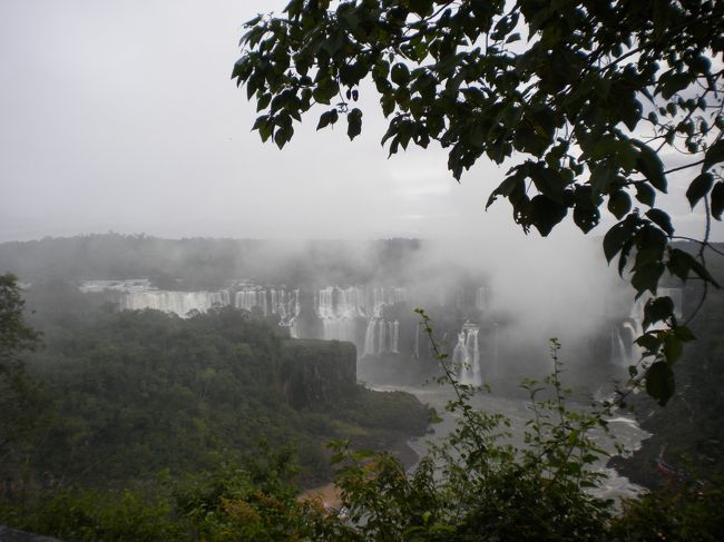 遊歩道を歩いていくと滝が見えてきました。