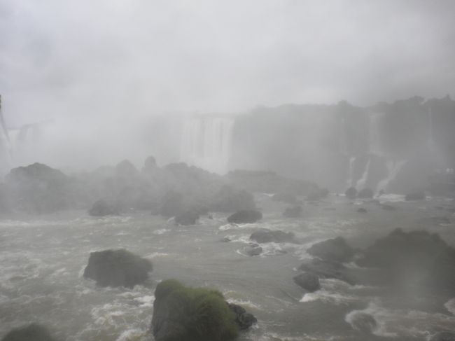 橋のほうへ行くとしぶきが結構ありました。。