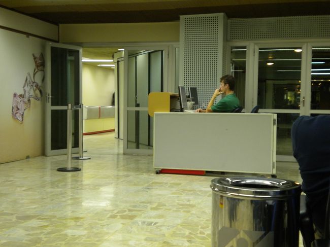 暇そうなセキュリティと出国審査を眺めながら長〜い帰路に着きました