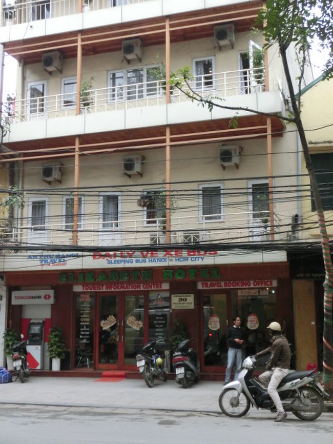 　　２週間かけて中国を横断の予定でしたが旧正月の影響で移動が大変、中国を早めに出国する事となりました。<br /><br />　　結果２泊３日で列車とバスを乗り継いで中国の上海よりベトナムのハノイまでの強行スケジュール、アー　疲れた。<br /><br />　　ハノイの今日は体を休めるためゆっくり。<br /><br />　　昨夜はドミトリー初体験、そんなに不自由差は感じませんでした。<br /><br />　　この宿は朝食付き、道路向こうのレストランでいただけます。<br /><br />　　中国は寒かった、ベトナムに入ると暖かくなるかと思っていましたがここハノイもこの時期は寒い。<br /><br />　　この宿は道路向こうの姉妹店ユースホステル、ここが朝食会場。