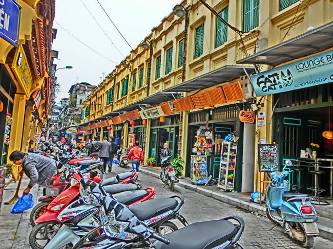 　　ハノイの街中散策。<br /><br />　　ベトナムのおもな観光地に支店を持つ「シン・オフィス・イン・ハノイ支店」へ。<br /><br />　　ここハノイはシン・オフィスと称する旅行社が数多くあります。<br /><br />　　ハノイ→ダナン間を夜行寝台列車が５２ドル、夜行寝台バスが２５ドル。<br /><br />　　明日ホテル前１７：３０発、ダナン着１１：００の夜行寝台バスチケットを購入しました。<br /><br />　　宿で１０,０００円を両替すると２,５３０,０００ＢＤ（ベトナム・ドン　１００ＢＤ＝４円）。<br /><br /><br />