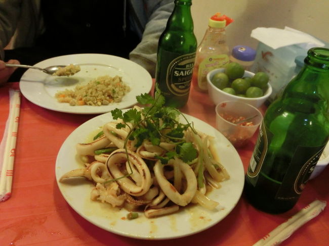 　　夕食はＳ氏と夕食に、あちこち見て回りましたが結局昨夜の食堂に。<br /><br />　　焼飯（４０,０００ＢＤ）とイカリング焼き（１８０,０００ＢＤ）、ビールはＳ氏に奢ってもらいました。<br /><br />