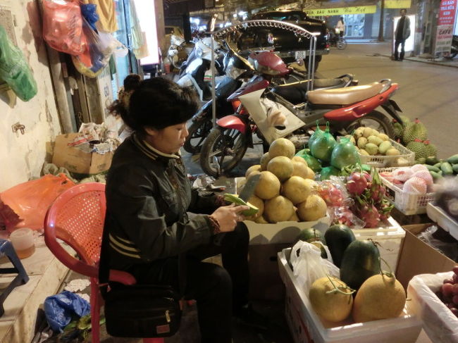 　　ちょっと寒め・ちょっと酔って気持ちの良いハノイの夜、さまよって露天果物屋で青マンゴー（４０,０００ＢＤ）を買って宿へ帰りました。