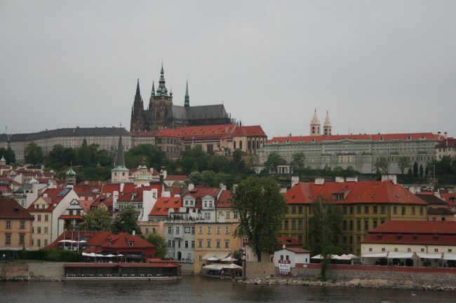 5/13　プラハ　カレル橋より王宮を望む