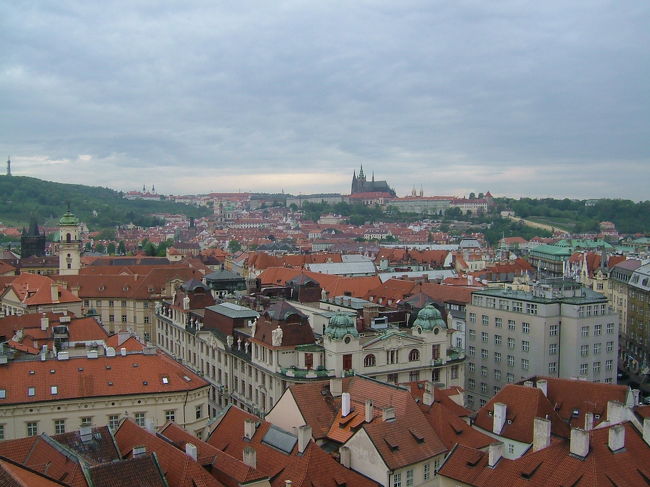 5/13　プラハ旧市庁舎塔上より王宮を望む