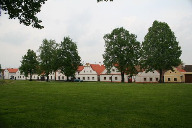 5/14　チェコ　素朴で美しい装飾が施された家々が並ぶ?農村バロックの真珠?ホラショヴィツェ