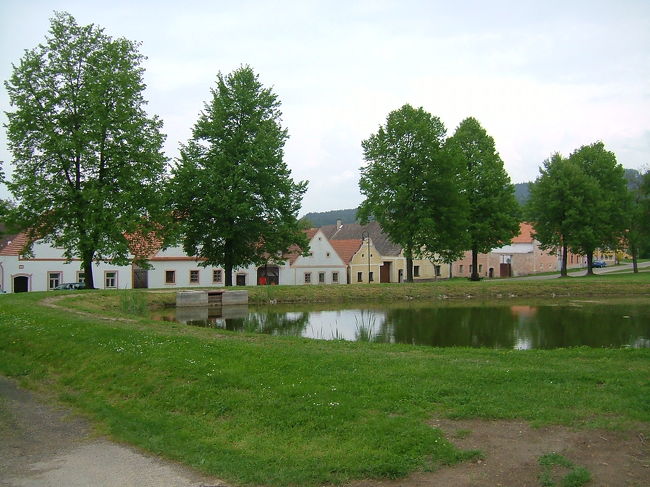 5/14　チェコ　素朴で美しい装飾が施された家々が並ぶ?農村バロックの真珠?ホラショヴィツェ