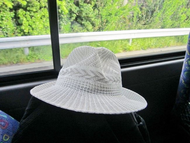 この帽子は去年の上海行きの時に、御殿場に<br />忘れて行ったタイの帽子です。<br /><br />とても優れ物で、どんなに折り畳んでも直ぐに<br />元の形に戻る、形状記憶機能が有る、旅行に<br />はマジ優れ物で〜す。