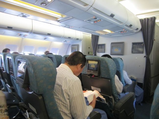 乗客の殆どは、観光客では無く仕事関係の人達で<br />、話しの内容は繊維関係や、金型の話をして居ま<br />した。<br /><br />