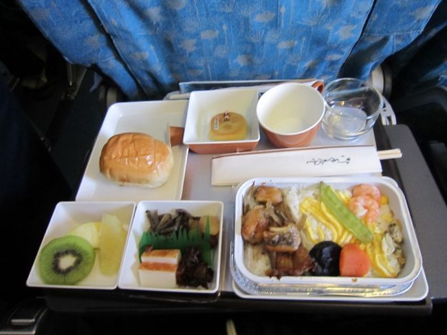 10時半のフライトでしたので、直ぐにお昼が<br />出て来ました。<br /><br />皆さんVN便では日本料理は、出来るだけチョ<br />イスしない方が、良いですよ！。（涙）