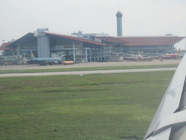 ハノイの空港に降り立つと、これが国際空港<br />かと思う程、慎ましくゲートも８ヶ所だけで<br />した。