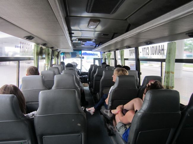 往路はハノイに、夜着の３時間のトランジット<br />で成田行きでしたので、空港自体を良く見れま<br />せんでしたので、余りの質素さに「社会主義の<br />国はこんな物だな！。」と思いました。<br /><br />空港からハノイ市内までの足は、悪名高いタク<br />シーは避けて、２ドルの大型乗り合いバスで行<br />きました。