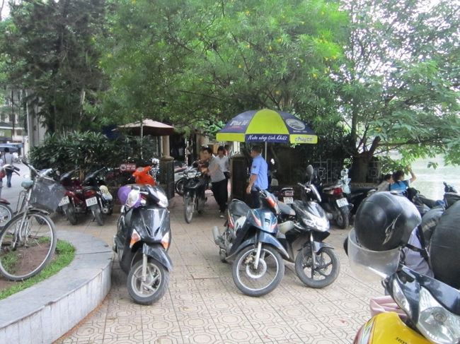 ホアンキエム湖の周りは、逆時計回りのー方通<br />行ですので、走り易いですが、誰もが交通規則を<br />守らない様で、あちらこちらでクラクションが鳴り<br />響いて居ます。<br />