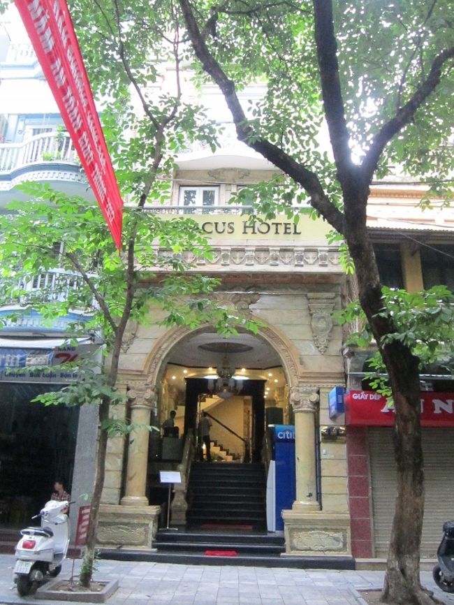 ホアンキエム湖の側の道路も、殆どが同じ様な<br />狭いー方通行ですので、ホテルを探すのにー苦<br />労しました。<br /><br />何と間口５ｍも無い、奥に細長い作りの７階建<br />てのメラカスホテルが、今回の私の宿で〜す。（笑）<br /><br /><br />