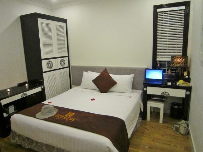 今回はホテルサイトで、ハノイでー番評判が良<br />い、安ホテルを選びました。<br /><br />ホテルは未だ新しいですが、マジ狭くて驚きま<br />した。（汗）