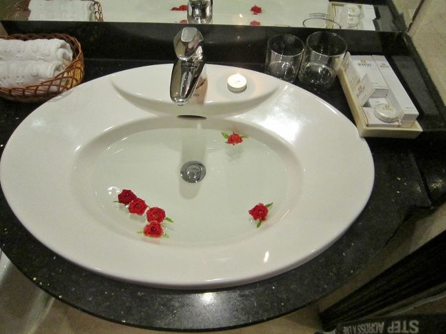 べットや洗面にも、小さなバラが飾って有り<br />清潔感も有ります。