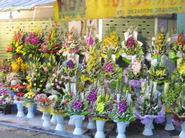 ベトナムの人達も信心深い様で、仏に奉げる花<br />のお店が、街中に有りました。