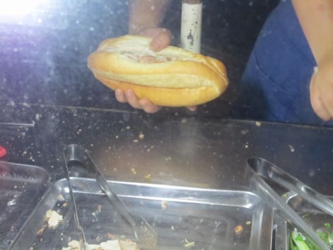 私はカンボジア、ラオス、ベトナムでその国に<br />着くと必ずー番先に食べる料理が有ります。<br /><br />それはこの国々を植民地化して居た、フランス<br />の置き土産、フランスパンのバゲットサンドなの<br />です。