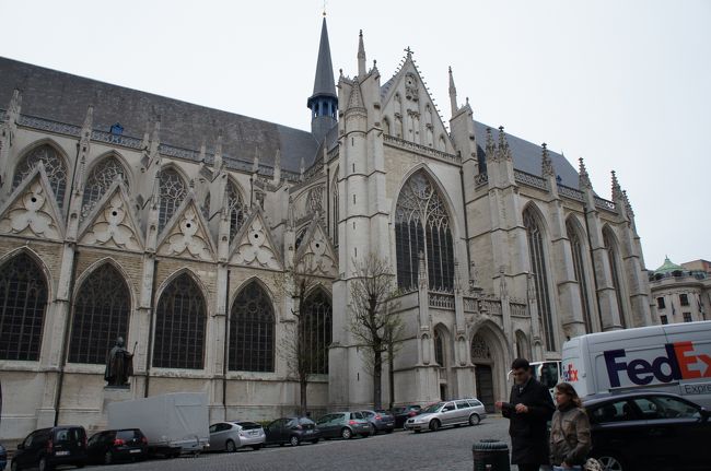 サン・ミッシェル大聖堂(南西側)とサント・ギュデュ広場<br /><br />http://4travel.jp/traveler/piachan/album/10676801/