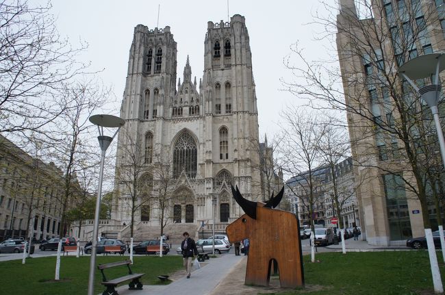 サン・ミッシェル大聖堂(西側)とサント・ギュデュ広場<br />木製の牛が大聖堂の前にあります