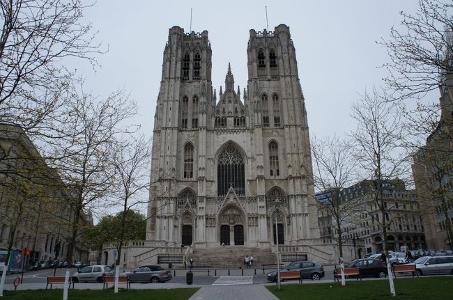 サン・ミッシェル大聖堂(西側)とサント・ギュデュ広場