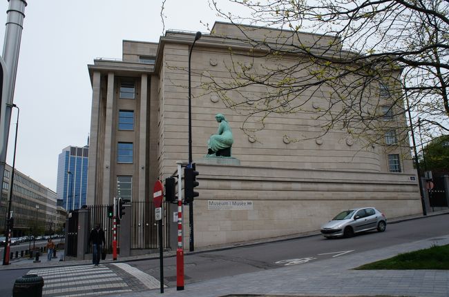 ベルギー国立銀行(南西側)とコレジアル通り