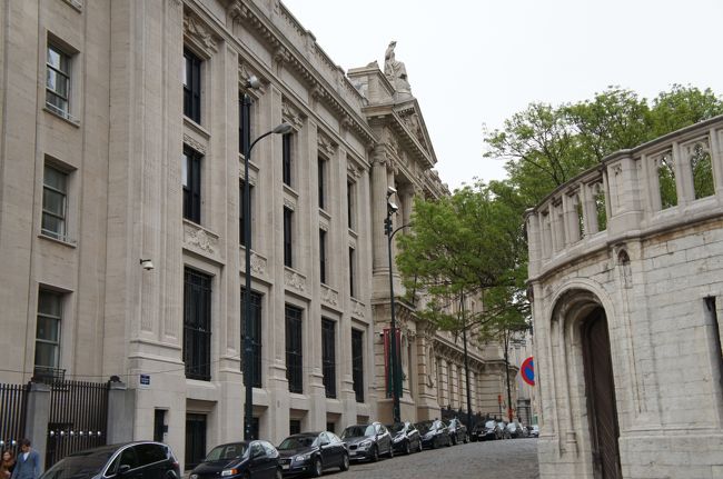 ベルギー国立銀行(南西側)とボワ・ソヴァージュ通り