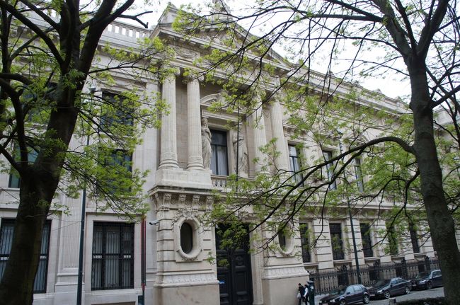 ベルギー国立銀行(南西側)とボワ・ソヴァージュ通り(サン・ミッシェル大聖堂から)