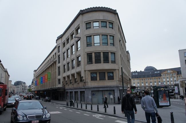 ブリュッセル中央駅(東側)とカンテルステン通り(左)とピュットリー通り(右)