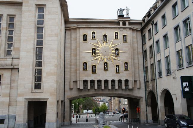 コングレ宮(南東側)の中庭<br />シャペル通りからコングレ宮に入って、反対を振り返ったところ<br />建物の間隙の向こうがシャペル通り