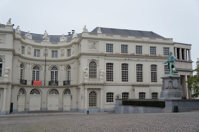 王立美術館(南東側)とミュゼ通り