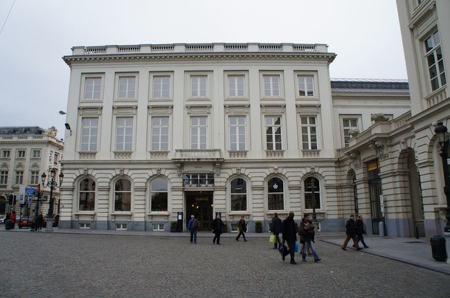 王立美術館(北東側)とロワイヤル広場