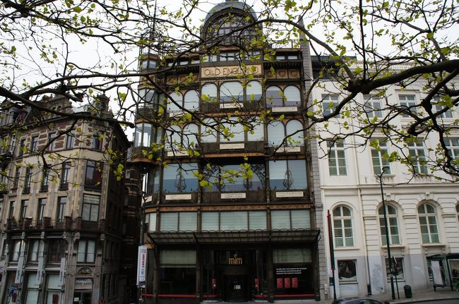 楽器博物館(南西側)とクデンベル通り