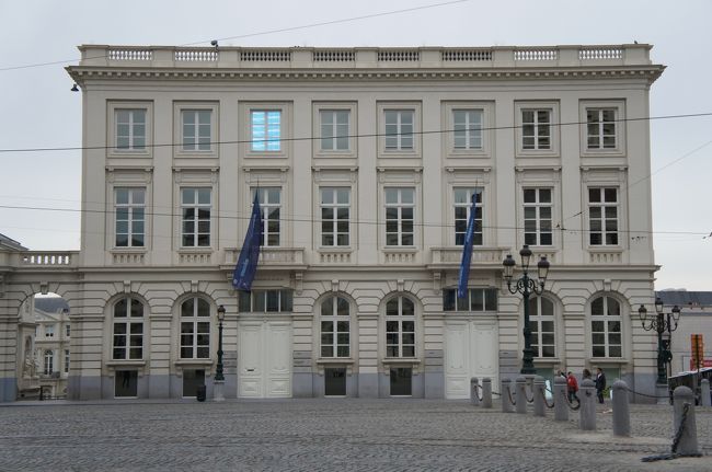 マグリット美術館(南東側)とロワイヤル広場