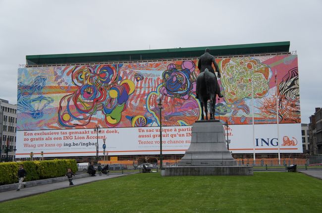 レジャン通り(トローヌ広場から)(南東方向)<br />Leopold?の銅像の後側