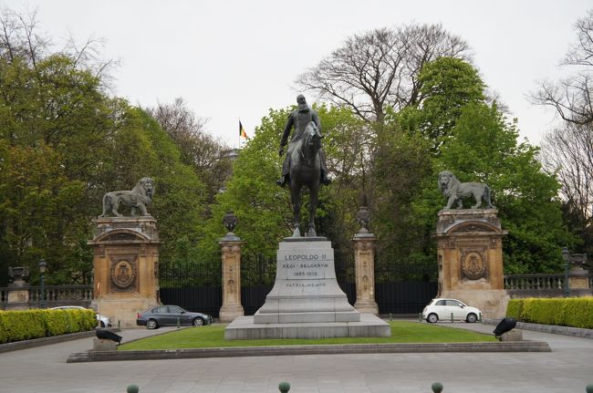 王宮(南東側)とトローヌ広場(レジャン通りから)<br />Leopold?の銅像