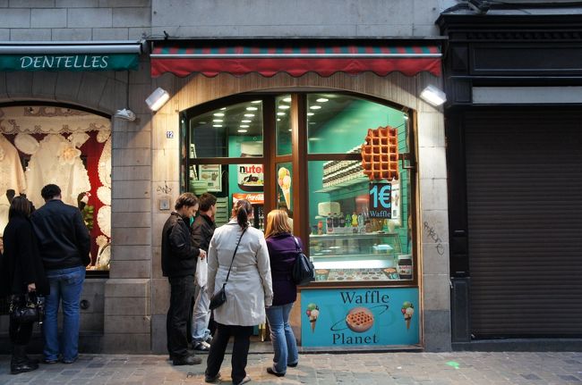 セルクラースの像に隣接するワッフル屋とエチューヴ通り(グラン・プラスの南西)<br />セルクラースの像から小便小僧の間にワッフル屋が４、５軒ありました。<br />ここのワッフルは、ザラメの砂糖が入っていないブリュッセル風ですが、小便小僧に隣接するワッフル屋は、ザラメの砂糖が入ったリエージュ風でした。<br />