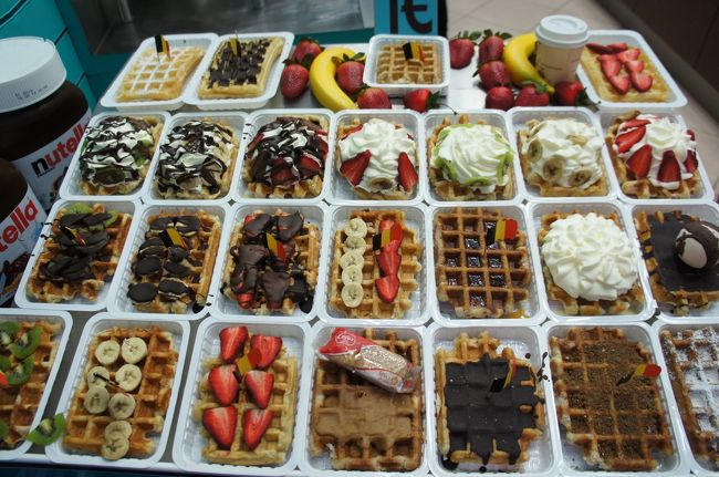 セルクラースの像に隣接するワッフル屋とエチューヴ通り<br />多くの種類のワッフルがあります<br />ワッフルのみが１ユーロ、シュガーが１．８ユーロです<br />シュガーが最も売れているようでした<br />１ユーロのワッフルを５枚まとめ買っている人もいました