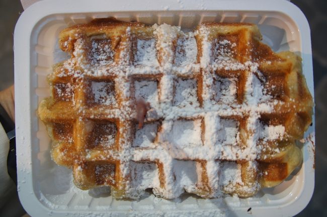 ここのワッフル屋も気になっていましたので、ワッフルを買ってみました<br />ワッフルにシュガーが載って、1.8ユーロです。<br />ここのワッフルは、ザラメの砂糖が入っていないブリュッセル風です。<br />もっちりしておいしいです。<br />